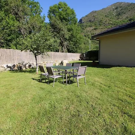 Grande Contemporaine Proche Randonnee Et بيت للعطل *